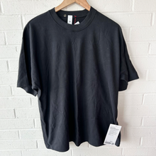 Load image into Gallery viewer, Lulu Lemon Athletic Top Size Small
