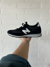 Load image into Gallery viewer, New Balance Womens Athletic Shoes Womens 7.5
