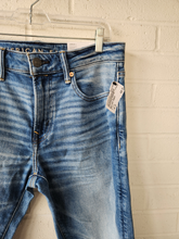 Load image into Gallery viewer, American Eagle Denim Size 31
