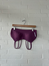 Load image into Gallery viewer, Lulu Lemon Sports Bra Size Medium
