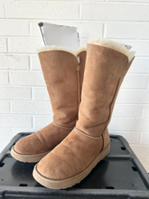 Load image into Gallery viewer, Uggs Boots Womens 9.5

