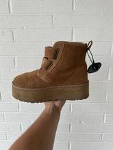 Load image into Gallery viewer, Uggs Boots Womens 7
