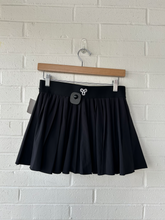 Load image into Gallery viewer, Tna Athletic Shorts Size Medium
