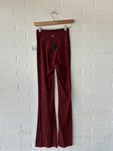 Load image into Gallery viewer, Lulu Lemon Athletic Pants Size 3/4 (27)
