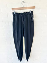 Load image into Gallery viewer, Lulu Lemon Athletic Pants Size Medium
