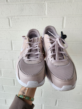 Load image into Gallery viewer, Nike Womens Athletic Shoes Womens 9
