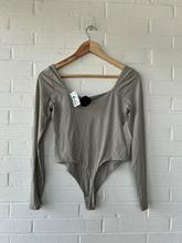 Load image into Gallery viewer, Lulu Lemon Athletic Top Size Small
