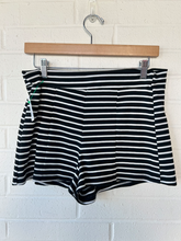 Load image into Gallery viewer, Missguided Shorts Size Small
