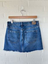 Load image into Gallery viewer, American Eagle Shorts Size 7/8
