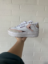 Load image into Gallery viewer, Reebok Womens Athletic Shoes Womens 6.5
