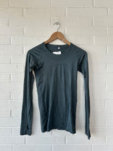 Load image into Gallery viewer, Lululemon Athletic Top Size Small

