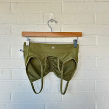 Load image into Gallery viewer, Lulu Lemon Sports Bra Size Medium
