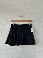 Load image into Gallery viewer, Tna Athletic Shorts Size Medium
