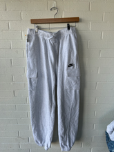 Load image into Gallery viewer, Nike Pants Size Medium
