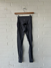 Load image into Gallery viewer, Lulu Lemon Athletic Pants Size 2 (26)
