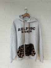 Load image into Gallery viewer, Sweatshirt Size Medium
