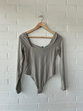 Load image into Gallery viewer, Lulu Lemon Athletic Top Size Small
