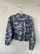 Load image into Gallery viewer, Lulu Lemon Sweatshirt Size Small
