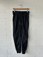 Load image into Gallery viewer, Lulu Lemon Athletic Pants Size 5/6 (28)
