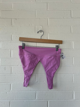 Load image into Gallery viewer, Lululemon Sports Bra Size Large
