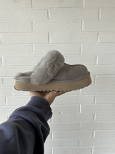 Load image into Gallery viewer, Uggs Casual Shoes Womens 5
