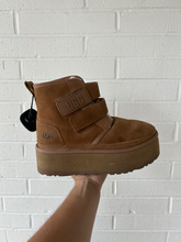 Load image into Gallery viewer, Uggs Boots Womens 7
