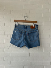 Load image into Gallery viewer, Levi Shorts Size 5/6
