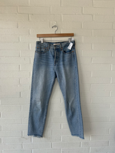 Load image into Gallery viewer, Levi Denim Size 3/4 (27)
