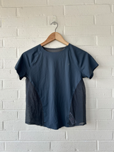 Load image into Gallery viewer, Gym Shark Athletic Top Size Small
