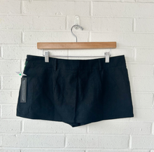 Load image into Gallery viewer, White Fox Shorts Size Large
