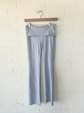 Load image into Gallery viewer, Aritzia Pants Size Extra Small
