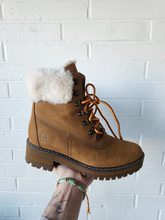 Load image into Gallery viewer, Timberland Boots Womens 7
