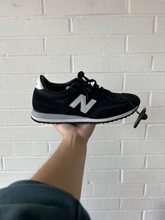 Load image into Gallery viewer, New Balance Womens Athletic Shoes Womens 7.5
