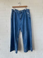 Load image into Gallery viewer, Gap Denim Size 15/16 (34)
