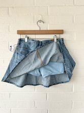 Load image into Gallery viewer, American Eagle Short Skirt Size 2
