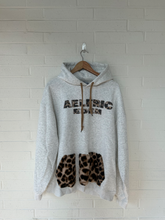 Load image into Gallery viewer, Sweatshirt Size Large
