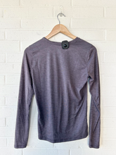 Load image into Gallery viewer, Vuori Athletic Top Size Small
