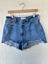 Load image into Gallery viewer, Abercrombie &amp; Fitch Shorts Size 9/10

