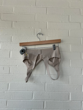 Load image into Gallery viewer, Lulu Lemon Sports Bra Size Medium
