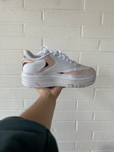 Load image into Gallery viewer, Reebok Womens Athletic Shoes Womens 6.5
