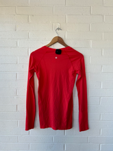Load image into Gallery viewer, Lulu Lemon Athletic Top Size Small
