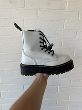 Load image into Gallery viewer, Dr Martens Boots Womens 7
