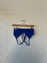 Load image into Gallery viewer, Gym Shark Sports Bra Size Small
