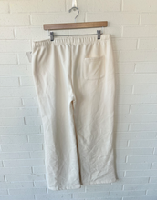 Load image into Gallery viewer, White Fox Pants Size Large
