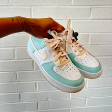 Load image into Gallery viewer, Nike Casual Shoes Womens 7.5
