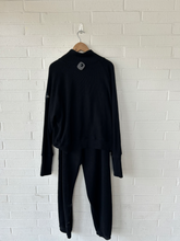Load image into Gallery viewer, Alo Sweater Size Large
