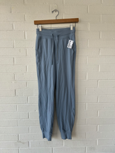 Load image into Gallery viewer, Lulu Lemon Athletic Pants Size 2 (26)
