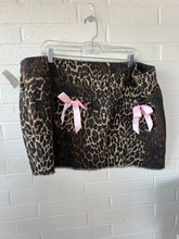 Load image into Gallery viewer, Fashion Nova Short Skirt Size 3XL
