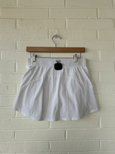 Load image into Gallery viewer, Tna Athletic Shorts Size Medium
