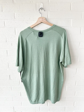 Load image into Gallery viewer, Lulu Lemon Athletic Top Size XXL
